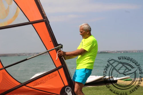 Theodor Stolojan a învățat windsurfing Foto: Școala de windsurfing Piccadilly Mamaia/Facebook jpg