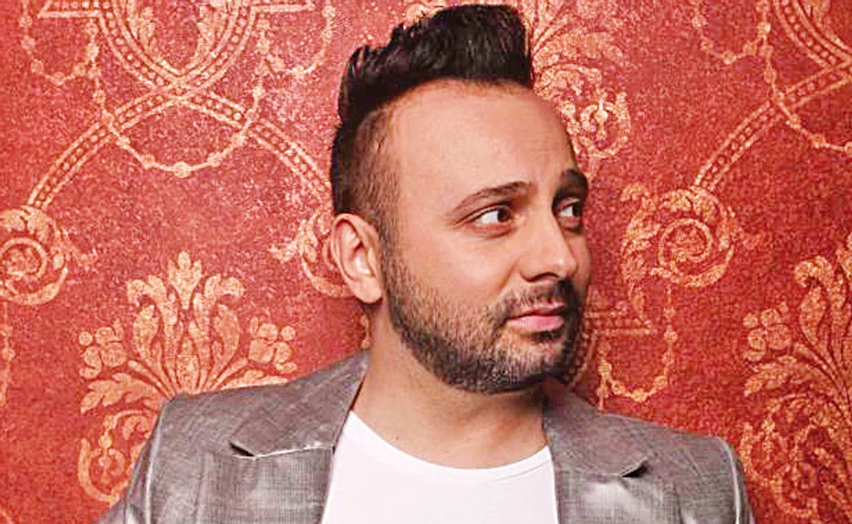 
    Ovi e solist, pianist, textier şi producător muzical  