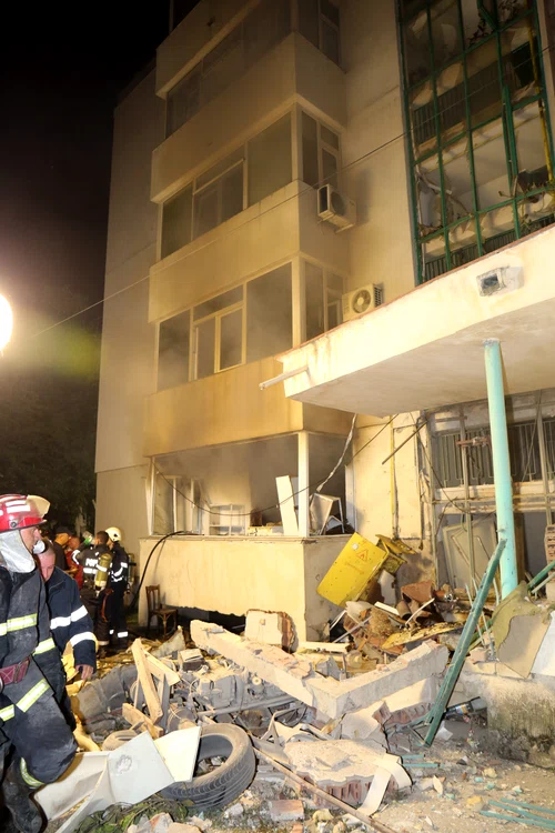 Pompierii au stins flăcările şi i-au evacuat pe locatarii de la etajele superioare