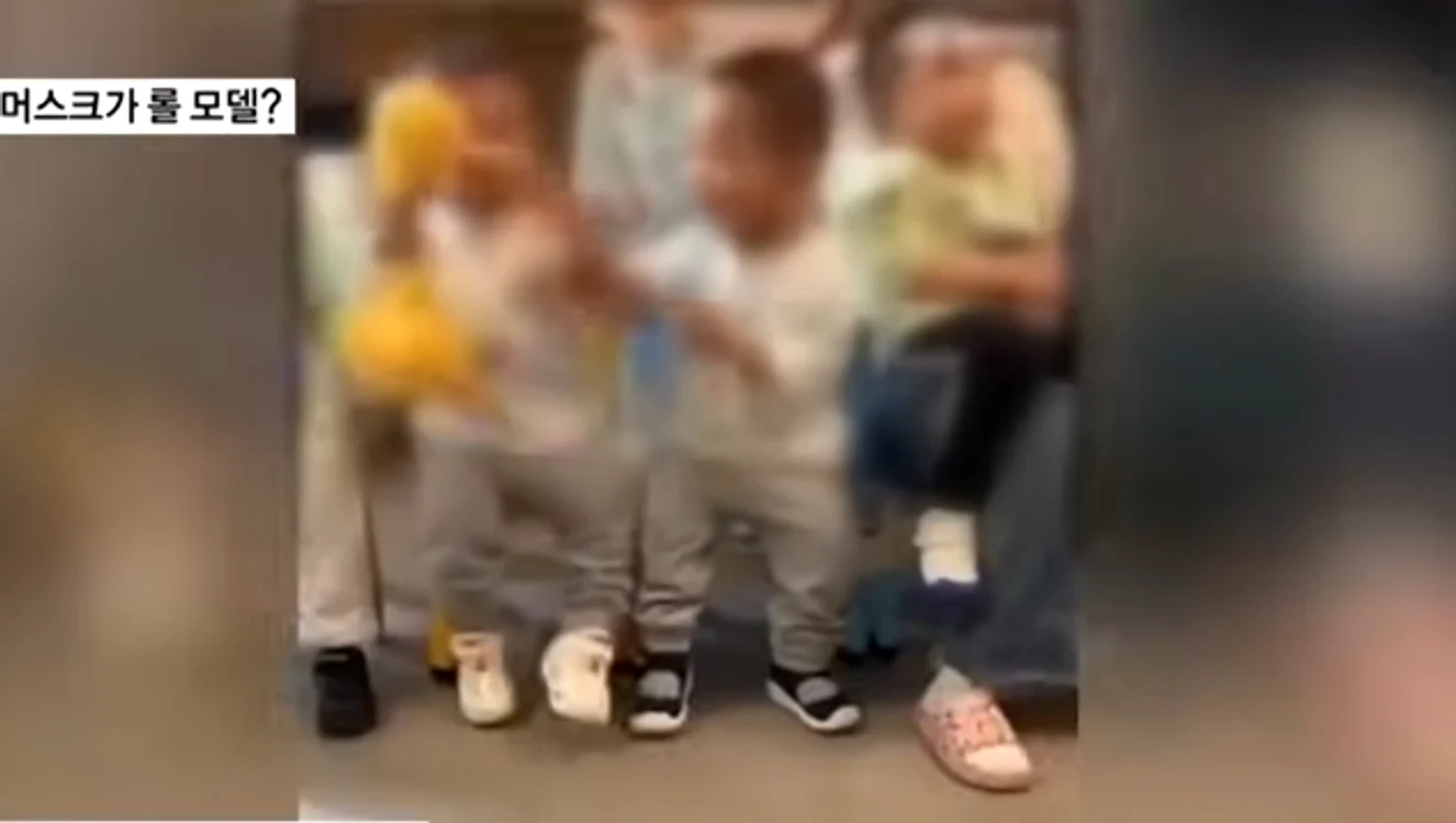 O parte dintre copii apar într-un clip. FOTO captură video MBN