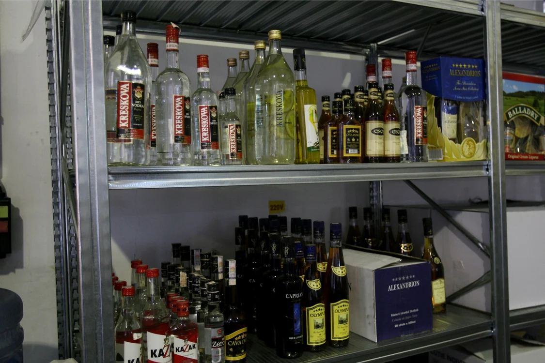 Amenzile pentru cei care au comercializat alcool lângă secţiile de votare au depăşit 7.400 de lei