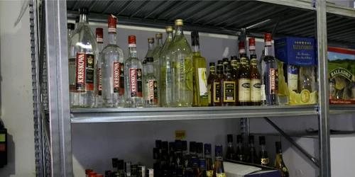 Patronii au fost amendaţi pentru comercializarea de băuturi alcoolice în regim bar/restaurant fără autorizaţie