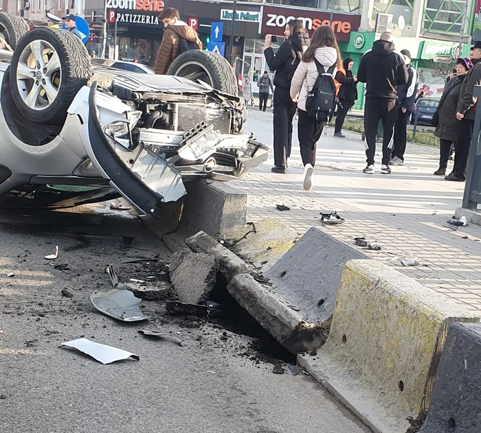 Accident în centrul municipiului Râmnicu Vâlcea o mașină răsturnată Foto IPJ Vâlcea