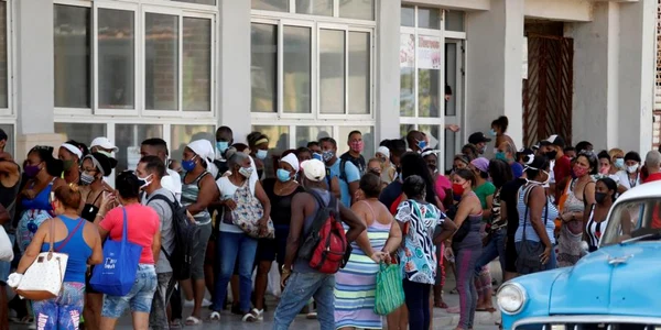 Coada la un magazin din Havana FOTO EPA-EFE