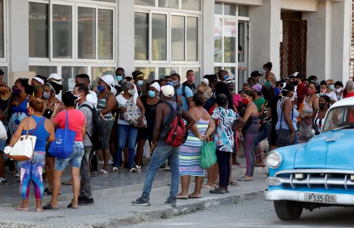 Coadă la un magazin din Havana FOTO EPA-EFE