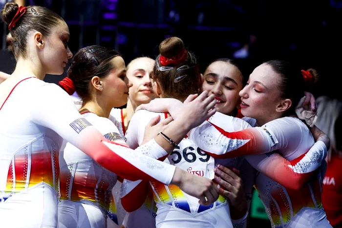 Gimnastele românce, într-un moment de sărbătoare la Anvers. FOTO: AFP