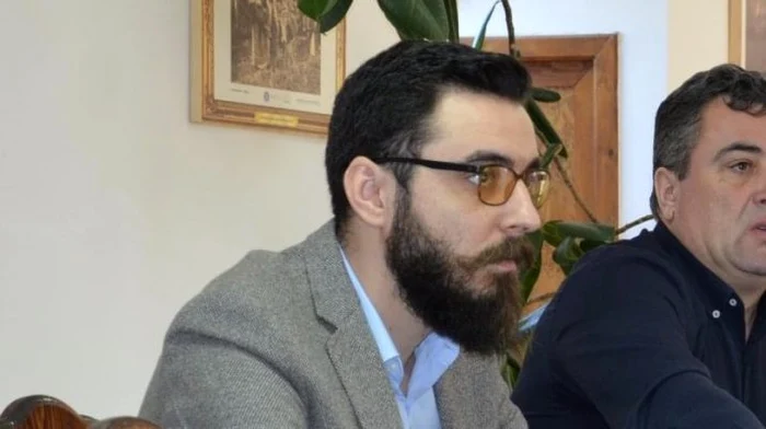 
    Prefectul de Vâlcea, Sebastian Fârtat, a făcut testull anticovid la cerereSursa foto: Gazeta de Vâlcea  