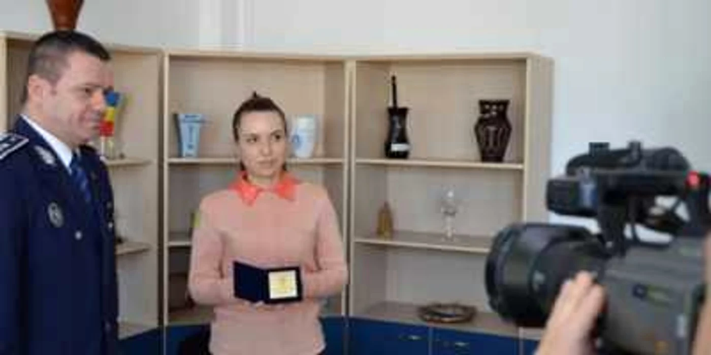 Tânăra a primit o plachetă din partea poliţiştilor. FOTOpolitiabrasov.