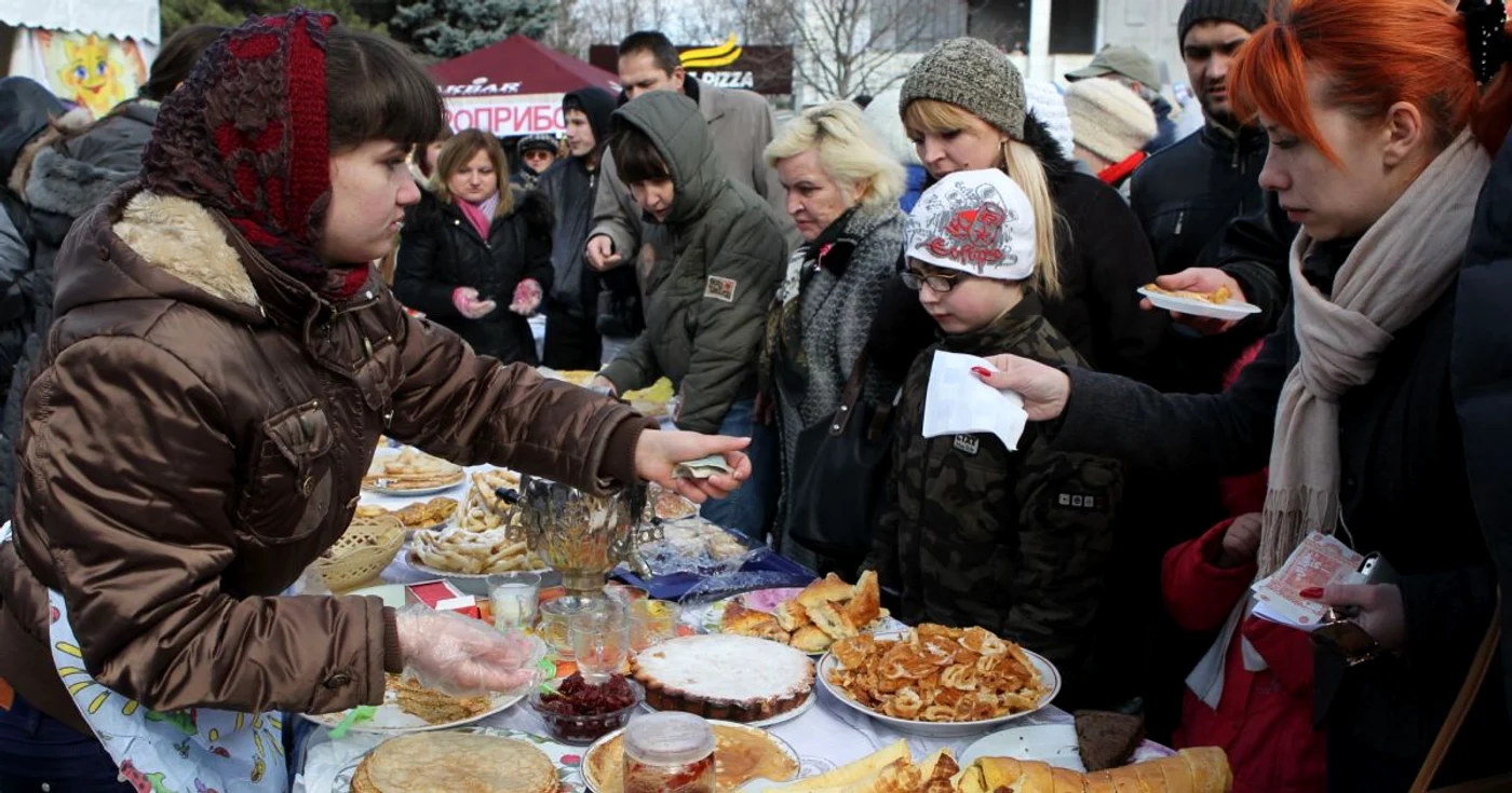 Oamenii s-au înghesuit să cumpere clătite FOTO Tudor Iovu