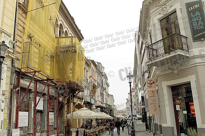 Unii proprietari au acoperit clădirile cu plase pentru  ca tencuiala să nu ajungă  în capul celor de la terase