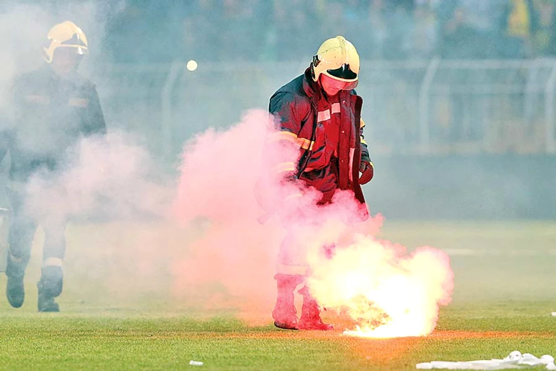 Jocul a fost oprit de două ori, lângă Moţi şi Luchin aterizând pe gazon torţe şi fumigene (Fotografii: sportal.bg)
