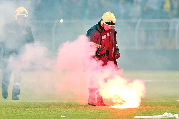 Jocul a fost oprit de două ori,  lângă Moţi şi Luchin aterizând  pe gazon torţe şi fumigene (Fotografii: sportal.bg)