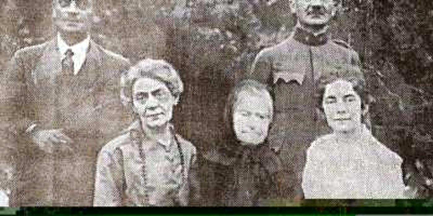 Iuliu Maniu în timpul războiului, alături de mama sa, de fratele său Cassiu şi surorile Elena şi Cornelia