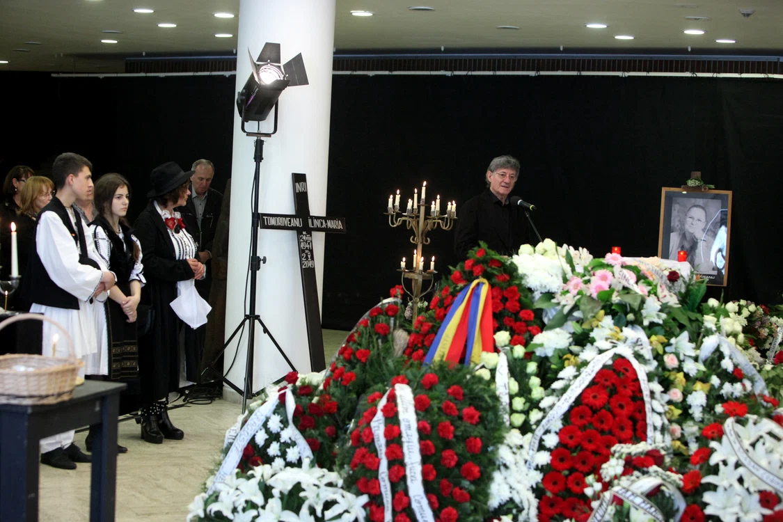 
    S-a adunat un munte de flori lângă sicriul regretatei actriţeFotografii: Florin Şuler  