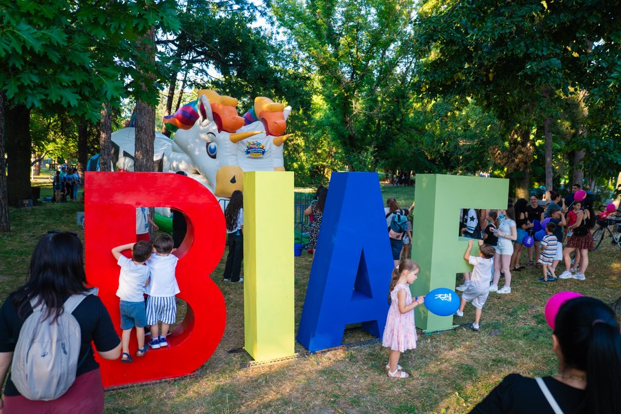 Buzăul a intrat în atmosfera de festival. Jonglerii, foc și personaje spectaculoase, la deschiderea BIAF 2026