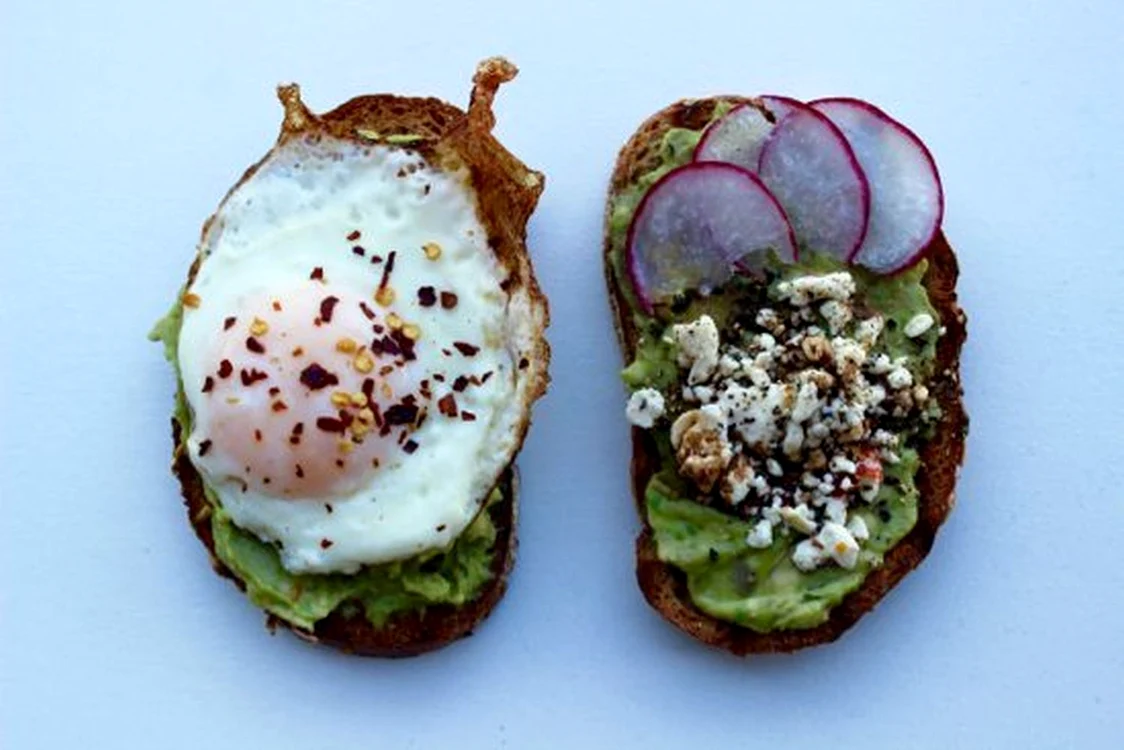 sendvişuri cu pastă de avocado jpeg