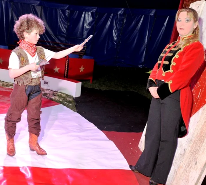 Lamele aruncate de Edward pot ajunge până la os