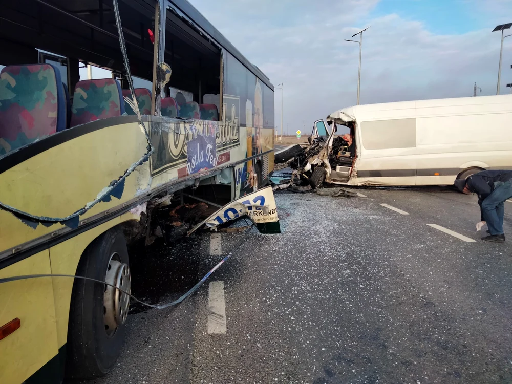Accident între un autobuz și o autoutilitară FOTO: Poliția Galați