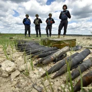 Razboi Ucraina Rusia soldati participa la deminare periferia oraului Borodyanka 26- 27 mai 2022 FOTO EPA-EFE