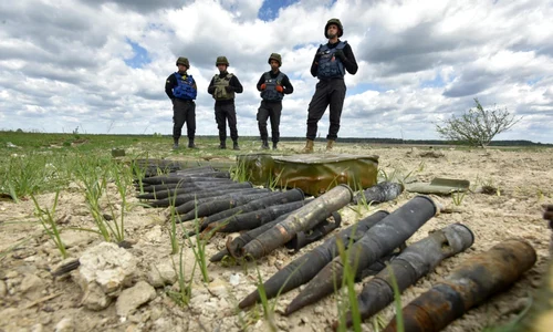 Razboi Ucraina Rusia  soldati participa la deminare periferia oraului Borodyanka 26- 27 mai 2022 FOTO EPA-EFE