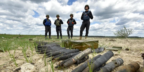 Razboi Ucraina Rusia  soldati participa la deminare periferia oraului Borodyanka 26- 27 mai 2022 FOTO EPA-EFE