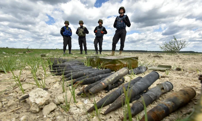 Razboi Ucraina Rusia  soldati participa la deminare periferia oraului Borodyanka 26- 27 mai 2022 FOTO EPA-EFE