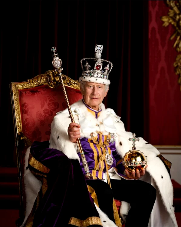 Portretul oficial de după Încoronare al Regelui Charles