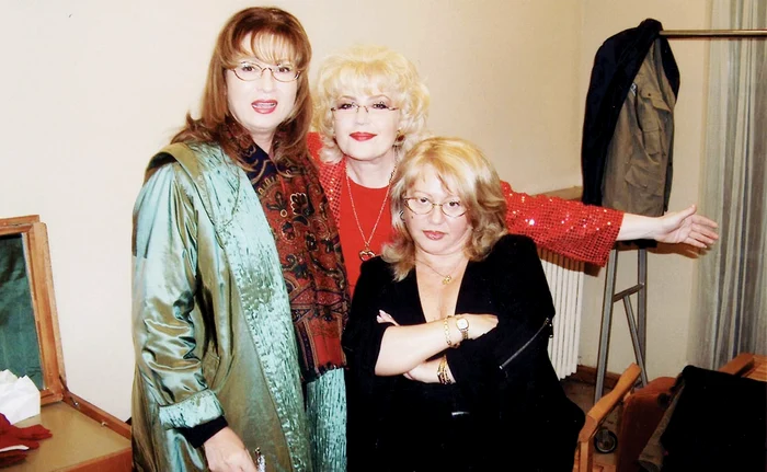 
    2004. Cele trei soliste  sunt bune  prietene  