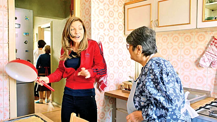 În reclama de la Vodafone le-a învăţat pe bunicuţe vole-ul cu tigaia