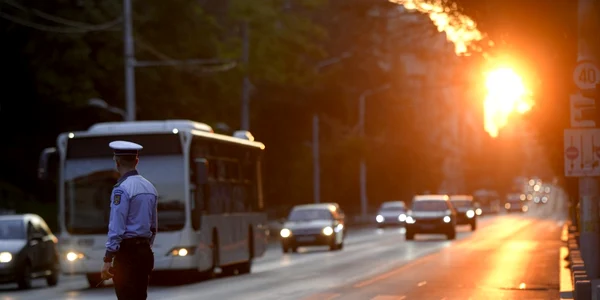 Politist dirijeaza traficul din Bucuresti FOTO Mediafax 