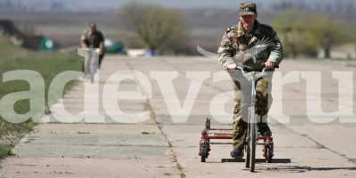 Pe pista aeroportului militar din Mărculeşti decolează doar militari pe bicicletă