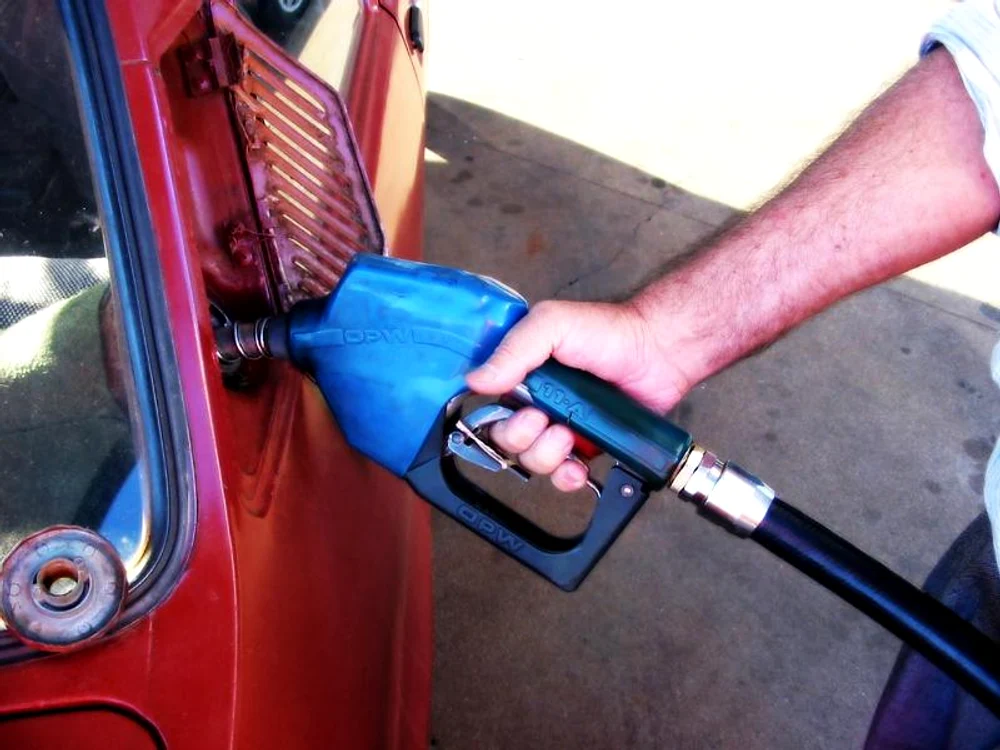 Preţurile la pompă vor fi reduse cu 5 bani pe litru la toate tipurile de carburanţi.