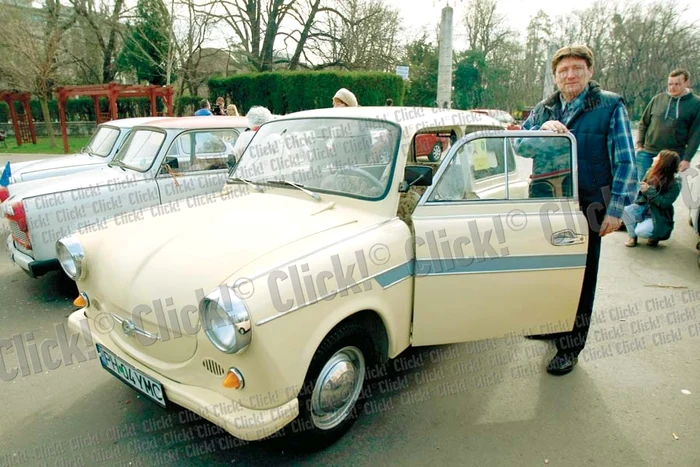 
    Pavel Grigoraş se mândreşte  că Trabantul său are aproape  toate piesele originale (Foto: Dorin Constanda)  