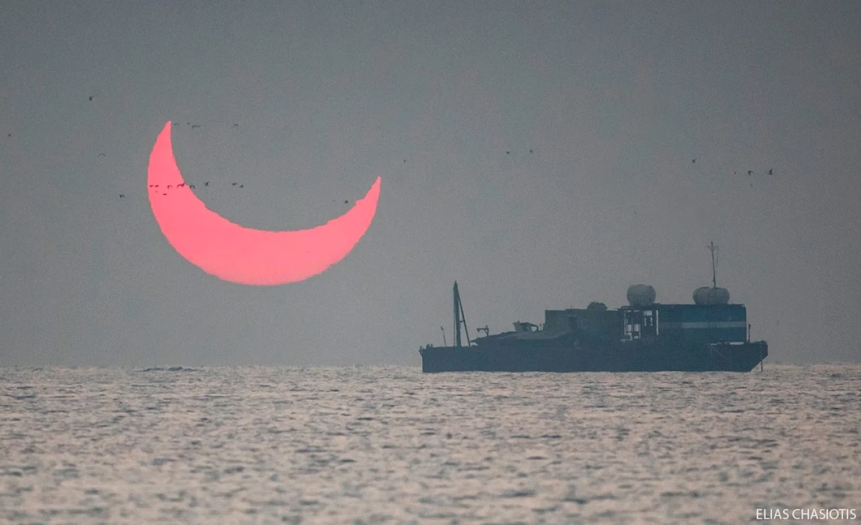 Eclipsa solara deasupra Golfului Persic FOTO Elias Chasiotis