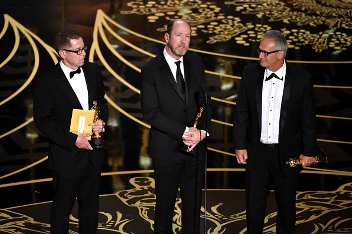 
    Gregg Rudloff, Chris Jenkins și Ben Osmo ridică premiul Oscar câștigat de filmul „Mad Max: Fury Road” la categoria „Cel mai bun mixaj de sunet”Foto: Getty Images  