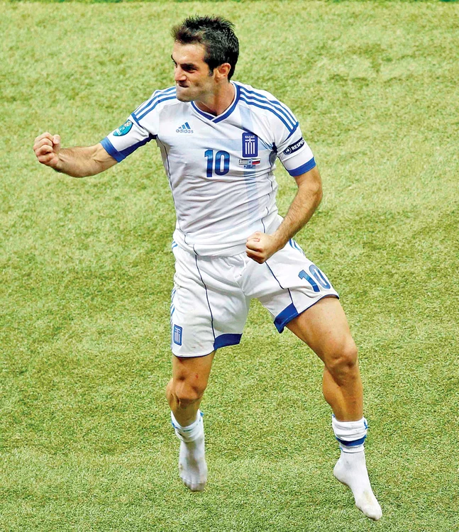 
    Minutul 45+2. Karagounis a  marcat un gol ce va  rămâne în istoria  fotbalului grec (fotografii: Reuters)  
