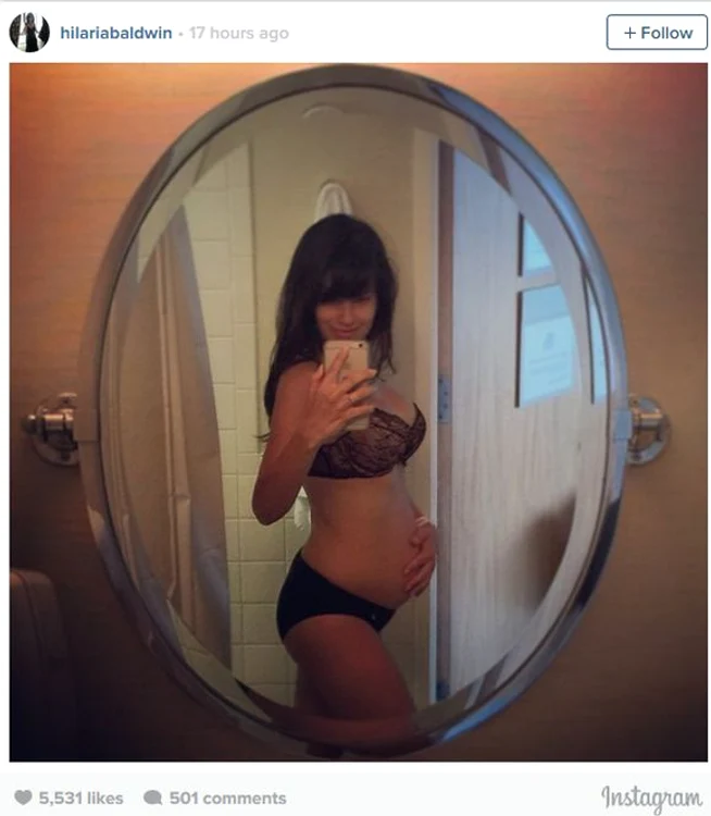 Hilaria Baldwin a vrut să transmită un mesaj pozitiv tuturor femeilor care au devenit mămici şi s-a pozat în lenjerie intimă după ce a născut.