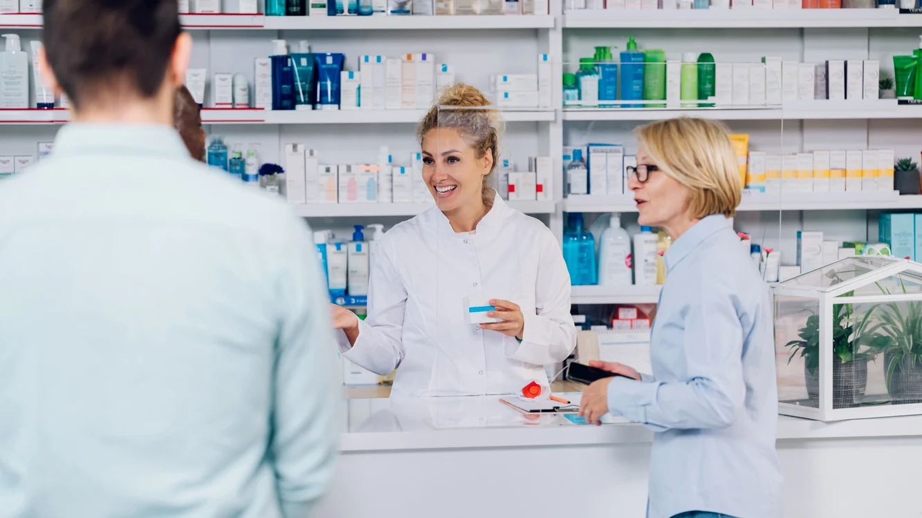 Farmacist pacient Shutterstock png