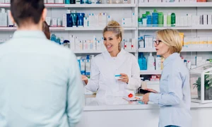 Farmacist pacient Shutterstock png