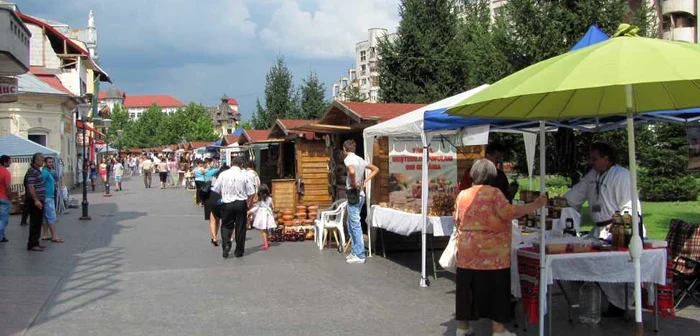 La târg se găsesc produse de toate felurile 