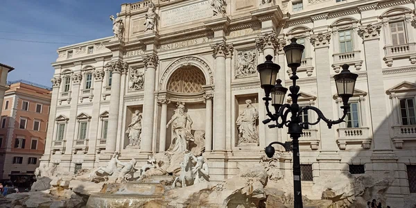 Fontana di Trevi 01 foto Denis Grigorescu jpg