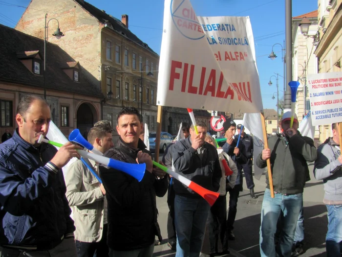 Sindicalistii au pichetat Prefectura Sibiu - Foto ramona Găină