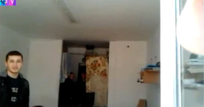 Studentul îi filmează pe agresori de pe balconul camerei de cămin