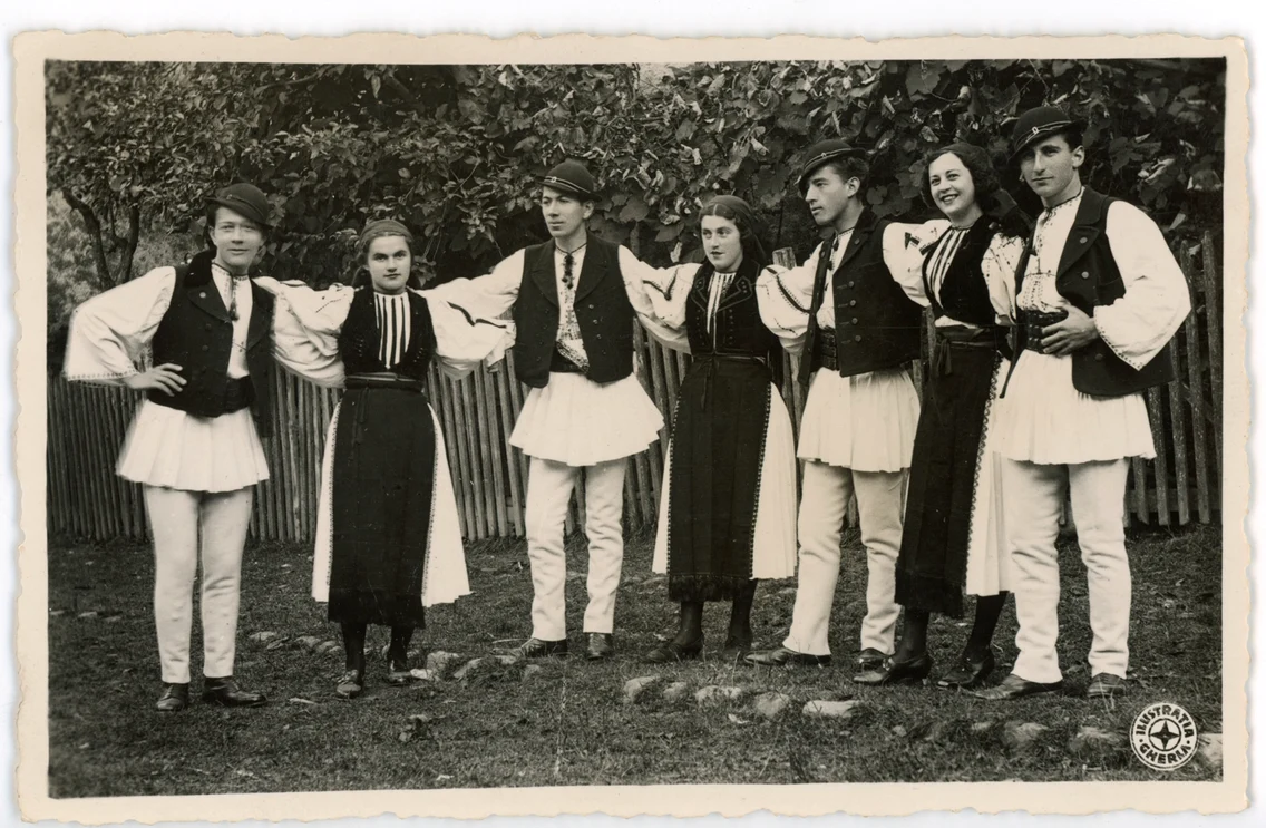 Tineri în formație de sârbă la Săliște, 1937 (© arhiva Muzeului de Etnografie Brașov)