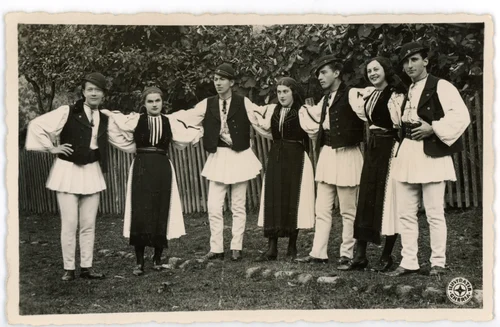 Tineri în formație de sârbă la Săliște, 1937 (© arhiva Muzeului de Etnografie Brașov)