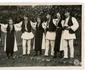 Tineri în formație de sârbă la Săliște, 1937 (© arhiva Muzeului de Etnografie Brașov)