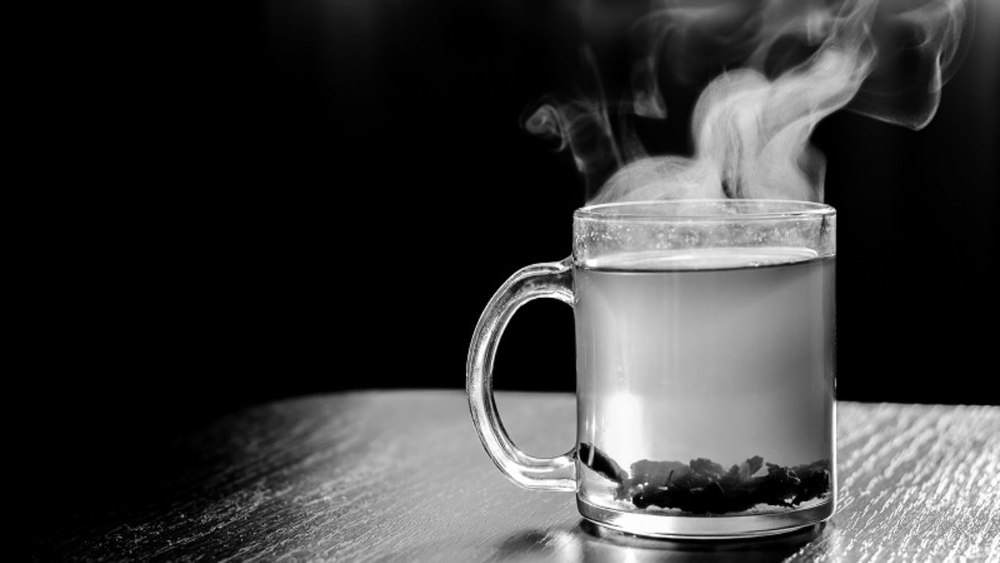 Trei motive pentru care ar trebui să bem apă caldă în fiecare dimineață. Sfaturile unui medic