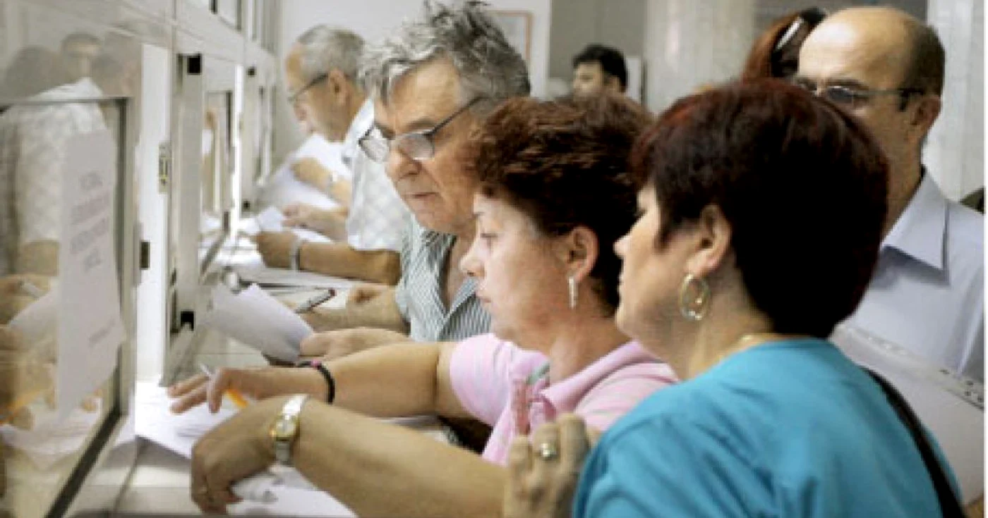 Statul la ghişeu, o activitate antipatică românilor