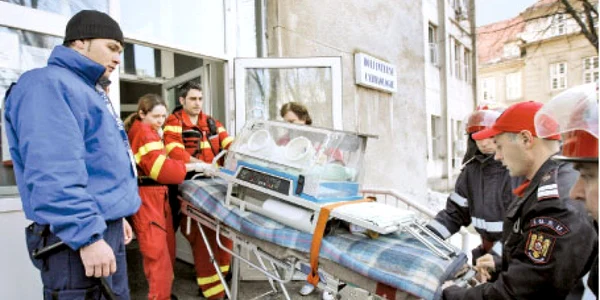Printre cei evacuaţi din spital s-a numărat şi un bebeluş aflat încă în incubator 