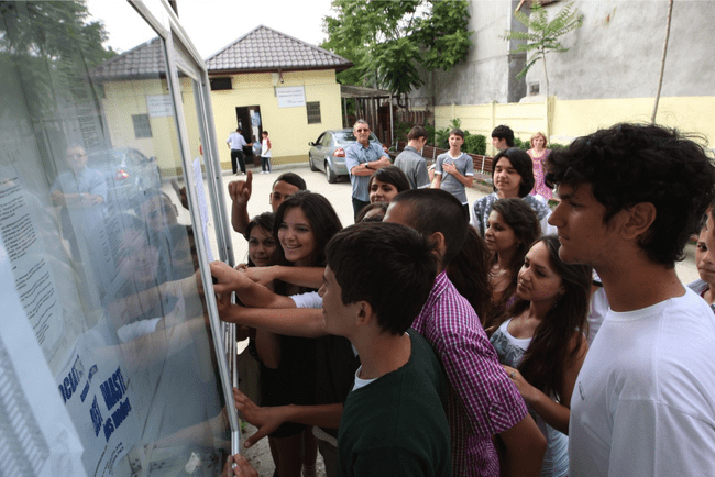 Marea ipocrizie de la Evaluarea Națională: de ce preferăm note umflate în locul unei testări reale